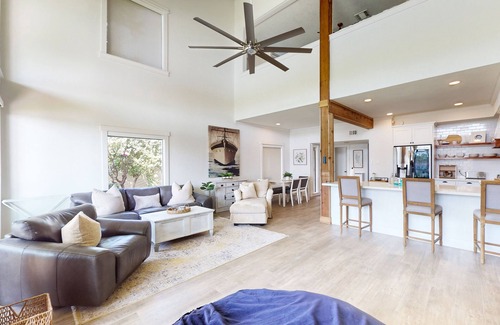 April Sound Condominio | Spacious Lake Front Condo, Fish Right Outside the Back Patio