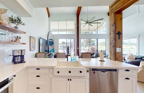 April Sound Condominio | Spacious Lake Front Condo, Fish Right Outside the Back Patio