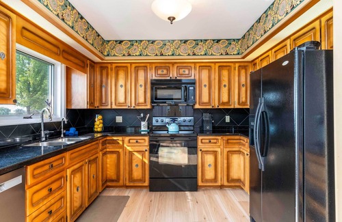 Bayfield Cabaña | Spacious Lake Level Beachfront Cottage; Short walk from the Bayfield Village