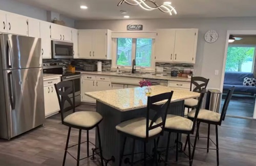 Faribault Cabina | Spacious Lake Retreat on Roberds Lake- 4BR, Game Rm, & lake activities.