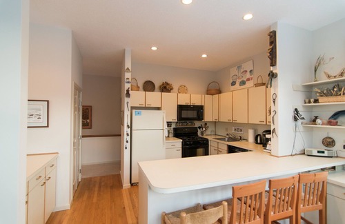 Lenox Dale Condominio | Espacioso, condominio con vista al lago cerca de Tanglewood en el corazón de los Berkshires!