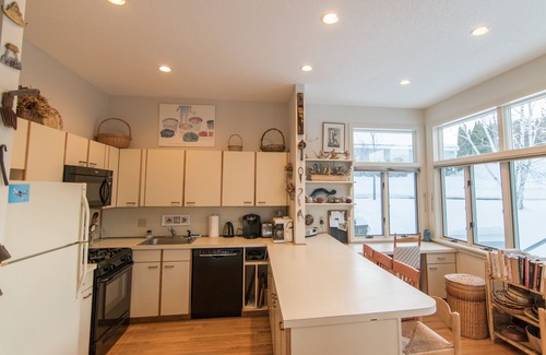 Lenox Dale Condominio | Espacioso, condominio con vista al lago cerca de Tanglewood en el corazón de los Berkshires!