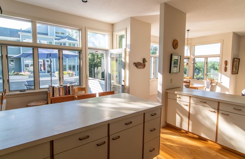 Lenox Dale Condominio | Espacioso, condominio con vista al lago cerca de Tanglewood en el corazón de los Berkshires!