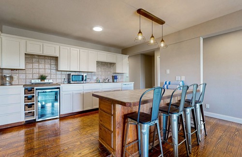 Spicewood Casa | Spacious lakefront hideaway with decks, grill, billiards, tennis & pool