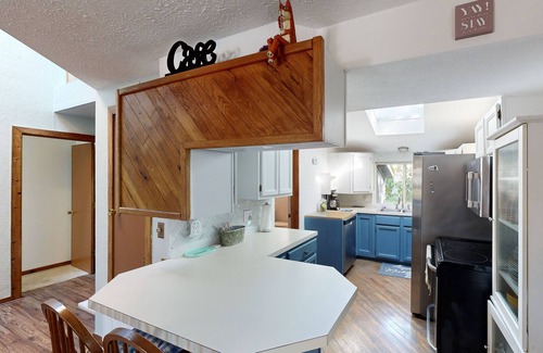 Farwell Casa | Spacious lakefront house with private dock, wifi + kayaks