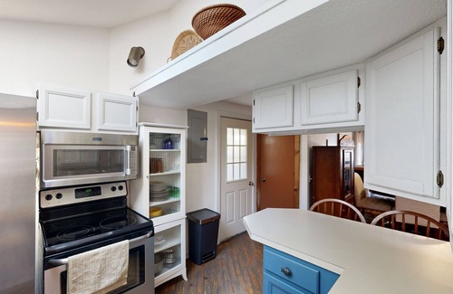 Farwell Casa | Spacious lakefront house with private dock, wifi + kayaks