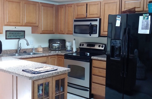 Langworthy Casa | Spacious Lakefront Retreat. 3 Bedroom, 2 Bath Ranch Home 30 ft from the water.