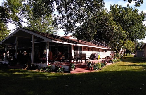 Langworthy Casa | Spacious Lakefront Retreat. 3 Bedroom, 2 Bath Ranch Home 30 ft from the water.