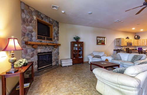 Mauston Casa | Spacious Lakefront Townhome on Castle Rock Lake!