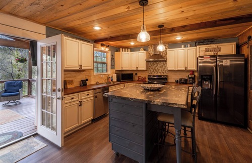 Higden Cabaña | Spacious Lakefront Retreat w/ Hot Tub & Guesthouse