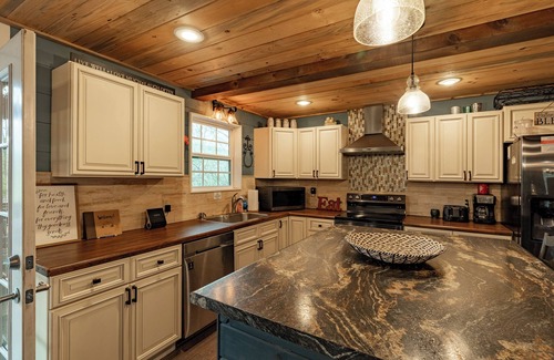 Higden Cabaña | Spacious Lakefront Retreat w/ Hot Tub & Guesthouse