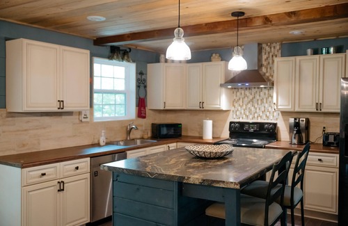 Higden Cabaña | Spacious Lakefront Retreat w/ Hot Tub & Guesthouse