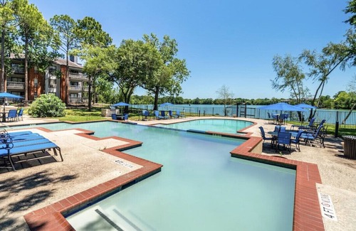 Southbelt/Ellington Apartamento | Spacious lakeside apartment minutes from Hobby, NASA, Downtown