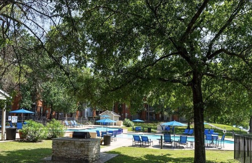 Southbelt/Ellington Apartamento | Spacious lakeside apartment minutes from Hobby, NASA, Downtown