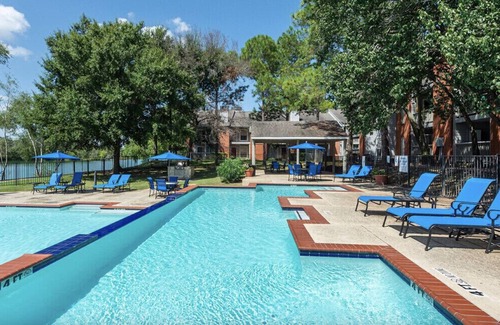 Southbelt/Ellington Apartamento | Spacious lakeside apartment minutes from Hobby, NASA, Downtown