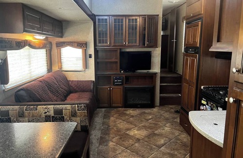 Bridgeport Casa | Spacious Lakeside Travel Trailer: Ultimate Comfort Awaits