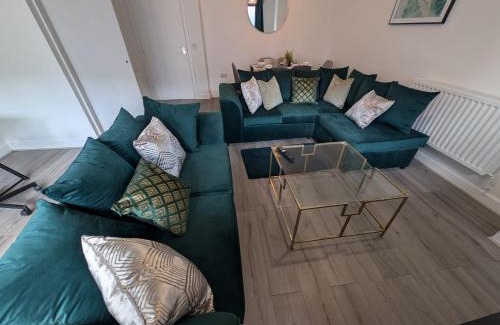 Northampton Casa | Spacious Large 4 Bed Contractor