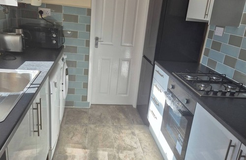 Northampton Casa | Spacious Large 4BR Home Train Station University