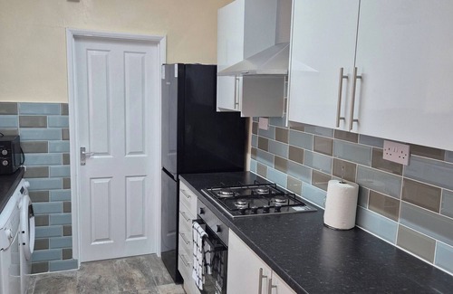 Northampton Casa | Spacious Large 4BR Home Train Station University