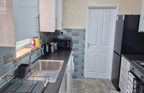 Northampton Casa | Spacious Large 4BR Home Train Station University