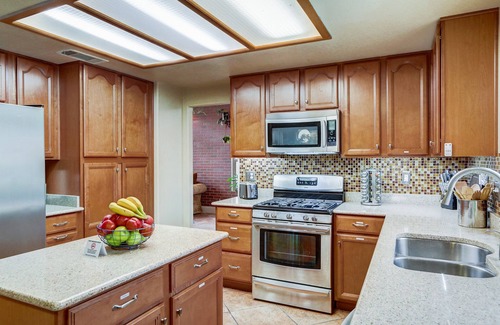 North Las Vegas Casa | Spacious, Large Pool, Hot Tub, Oasis -close to SPEEDWAY, STRIP, AIRPORT