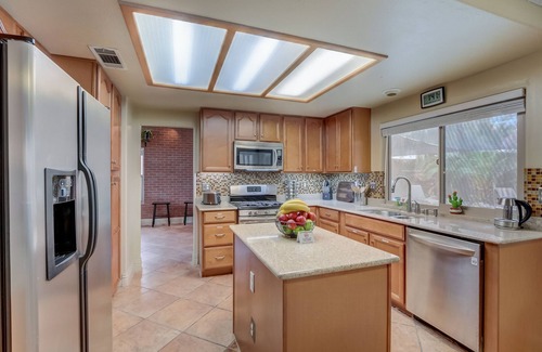 North Las Vegas Casa | Spacious, Large Pool, Hot Tub, Oasis -close to SPEEDWAY, STRIP, AIRPORT