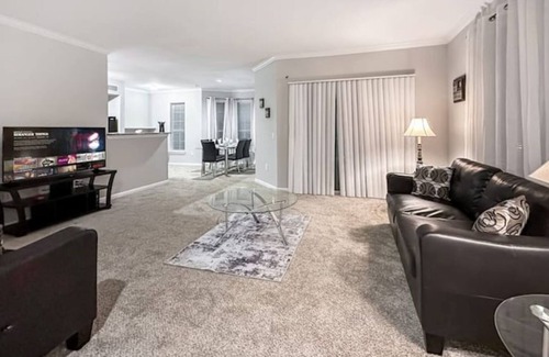 College Park Apartamento | Spacious, Lavish 2/2 Woodlands