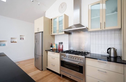 Northcote Casa | Spacious light-filled 3BD sanctuary in Northcote