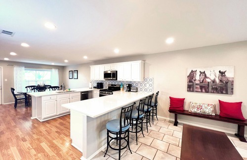 Lewisville Casa | Spacious Living, BBQ, Minutes to DFW Airport, Sleep 16