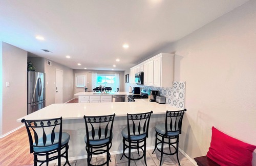 Lewisville Casa | Spacious Living, BBQ, Minutes to DFW Airport, Sleep 16