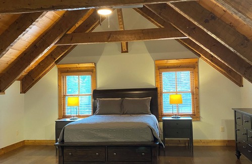 Franklin Cabina | Spacious lodge in peaceful mountain cove with trails, pond, waterfalls and more!