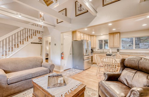 North Upper Truckee Casa | Spacious lodge with wonderful views & large deck - great location, walk to trail