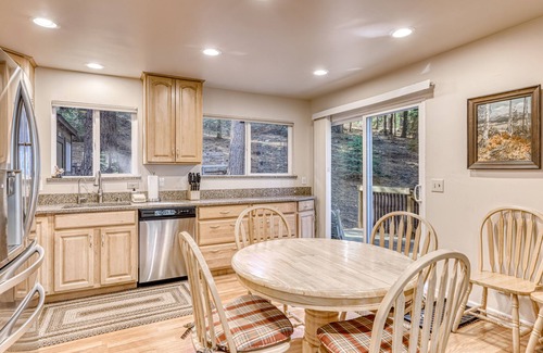 North Upper Truckee Casa | Spacious lodge with wonderful views & large deck - great location, walk to trail