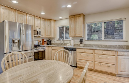 North Upper Truckee Casa | Spacious lodge with wonderful views & large deck - great location, walk to trail