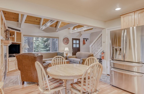 North Upper Truckee Casa | Spacious lodge with wonderful views & large deck - great location, walk to trail