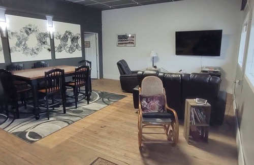 Waubay Cabina | Spacious lodge with custom bunk rooms in prime Lake Area with ample parking.