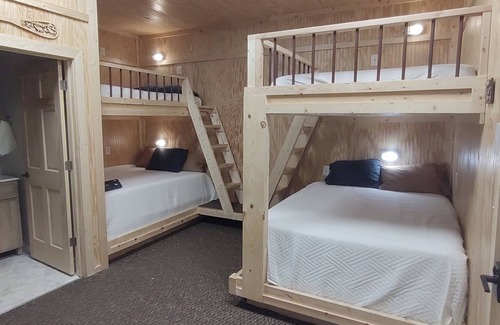 Waubay Cabina | Spacious lodge with custom bunk rooms in prime Lake Area with ample parking.