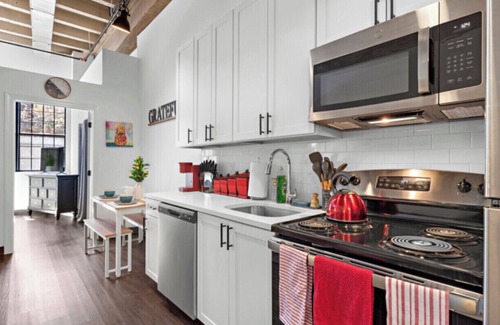 Newark Apartamento | ⭐️Spacious LOFT W/King BD + Free Parking Near EWR✈️ NYC🗽❤️ & 🇺🇸 DREAM Mall ⭐️