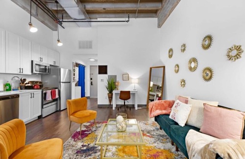Newark Apartamento | ⭐️Spacious LOFT W/King BD + Free Parking Near EWR✈️ NYC🗽❤️ & 🇺🇸 DREAM Mall ⭐️