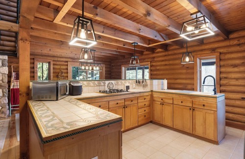 Charlevoix Chalet De Esquí | Spacious Log Cabin for 16+ at ThePinecrestChalet Hot tubs, air hockey, fireplace