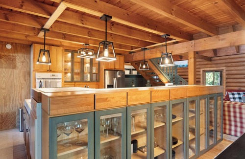 Charlevoix Chalet De Esquí | Spacious Log Cabin for 16+ at ThePinecrestChalet Hot tubs, air hockey, fireplace