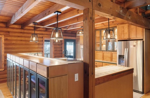 Charlevoix Chalet De Esquí | Spacious Log Cabin for 16+ at ThePinecrestChalet Hot tubs, air hockey, fireplace