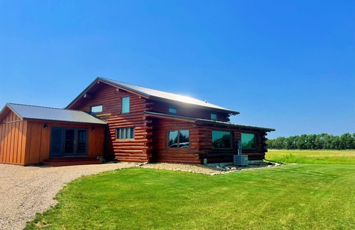Pierre Cabina | Spacious Log Cabin with Stunning River Views – Private Retreat Close to Pierre