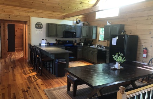 Lake Lure Casa | Casa de registro espaciosa, frente al mar, muy privada, reserve ahora para vacaciones familiares