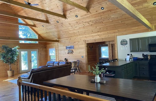 Lake Lure Casa | Casa de registro espaciosa, frente al mar, muy privada, reserve ahora para vacaciones familiares