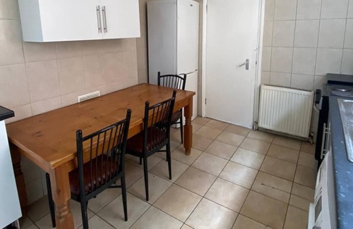 Tottenham Casa | Spacious London House near Tottenham Hotspur Stadium - Sleeps 16