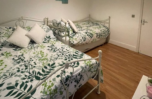 Tottenham Casa | Spacious London House near Tottenham Hotspur Stadium - Sleeps 16