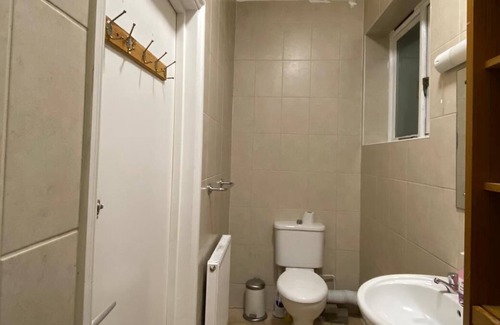 Tottenham Casa | Spacious London House near Tottenham Hotspur Stadium - Sleeps 16