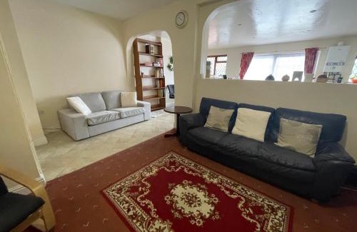 Loxford Apartamento | Spacious London House with Parking