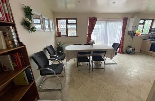 Loxford Apartamento | Spacious London House with Parking